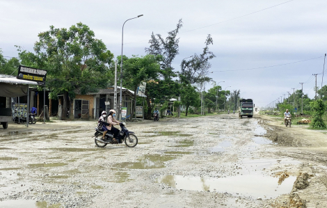 Đường la liệt ổ gà, nắng bụi, mưa bùn