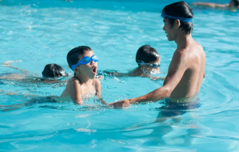 Nên quy định trẻ chưa biết bơi là chưa hoàn thành bậc tiểu học