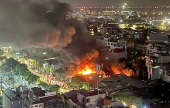Hà Nội: Cháy lớn dãy nhà tạm trên đường Lạc Long Quân
