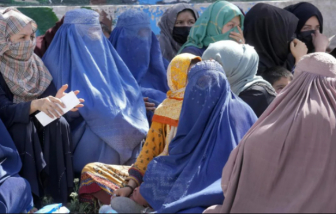 Taliban yêu cầu nữ phát thanh viên truyền hình Afghanistan phải che mặt