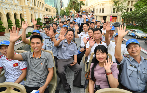 Đoàn cán bộ, thủy thủ tàu KN-290 tham quan Metro và nhiều điểm du lịch ở TPHCM