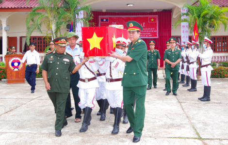 Truy điệu, an táng 16 liệt sĩ hy sinh tại Lào