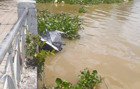 Phóng mô tô nước tông sà lan, 2 người tử vong trên sông Sài Gòn
