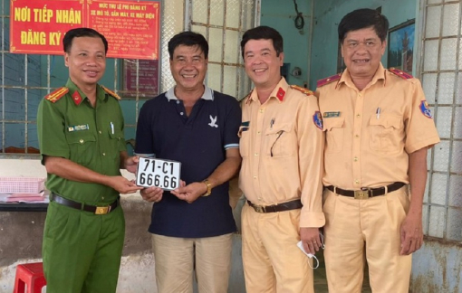 Đăng ký xe máy ở công an xã, người đàn ông Bến Tre bốc được biển số 666.66