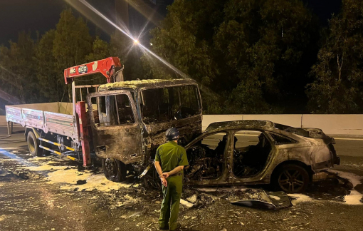 Ô tô chạy ngược chiều đâm xe tải rồi bốc cháy dữ dội, 2 người tử vong