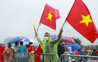Hàng vạn CĐV Việt Nam tưng bừng ủng hộ đội nhà