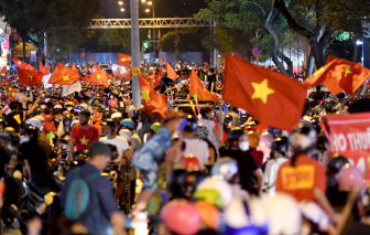 Người dân TPHCM "đi bão" xuyên đêm mừng U23 Việt Nam giành HCV SEA Games