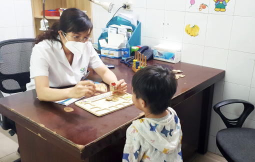 Trẻ bỗng lặng thinh sau sang chấn tâm lý
