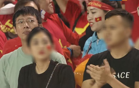 Xôn xao "nghi án" đưa bạn gái đi xem bóng đá và bị phát hình trên sóng quốc gia