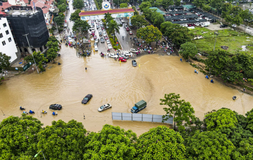 Hà Nội mưa lớn, nhiều nơi ngập sâu gây ùn tắc kéo dài