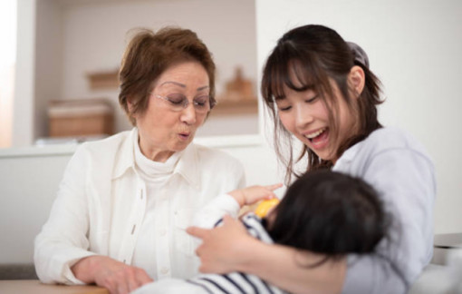 Mẹ chồng cứ cố tình tách hai mẹ con tôi ra vì sợ "con bám hơi mẹ"
