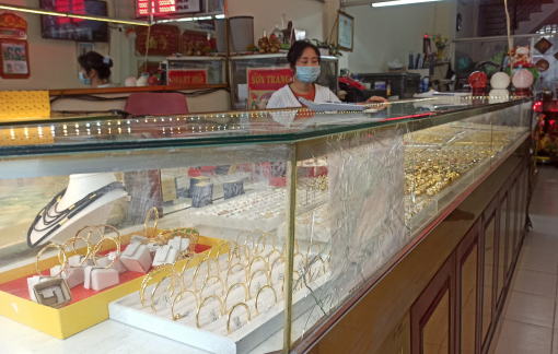 TPHCM: Bắt thanh niên dùng búa đập bể tủ kính, cướp tiệm vàng Sơn Trang