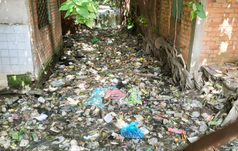 Thiệt hại dây chuyền từ nạn xả rác tràn lan - Bài 1: Rác thải, nỗi ám ảnh của cư dân ven kênh