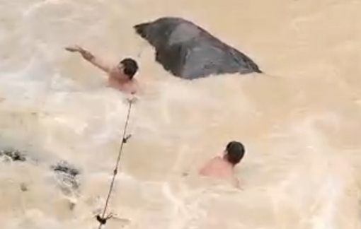 Clip: Đu dây giữa dòng thác tìm kiếm học sinh mất tích