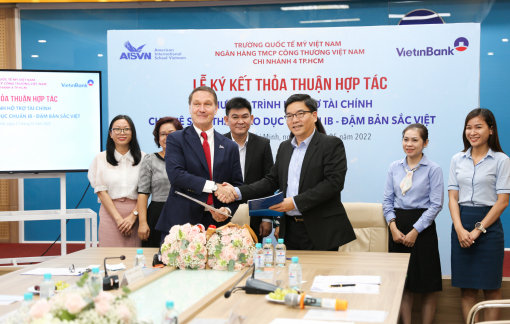 Ký kết hợp tác, hỗ trợ tài chính cho học sinh của chương trình tú tài quốc tế