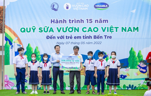 Vinamilk khởi động hành trình năm thứ 15 của Quỹ sữa Vươn cao Việt Nam với 1,9 triệu ly sữa trao tặng trẻ em khó khăn