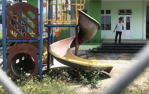 Trường tiền tỷ "đóng cửa" cỏ mọc um tùm, người dân phải gửi con đi học xa