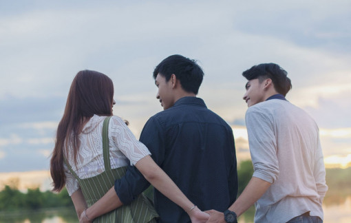 Người yêu vào nhà nghỉ với bạn trai cũ mà vẫn nhắn tin cho tôi