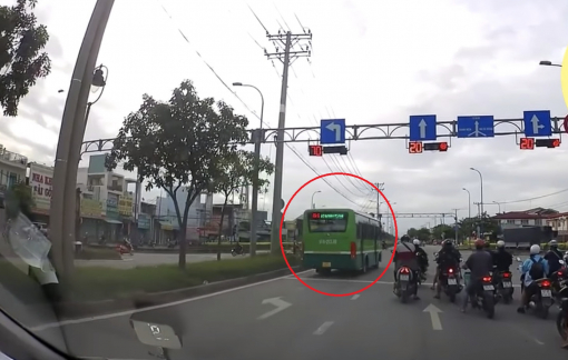 Tạm đình chỉ tài xế lái xe buýt phóng như bay, vượt đèn đỏ ở TPHCM