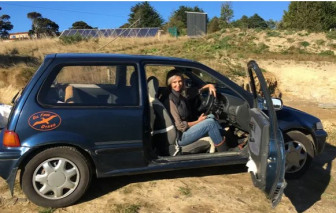 Một phụ nữ New Zealand tự tạo ra chiếc ô tô điện cho riêng mình