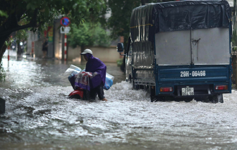 Mưa lớn khiến nhiều đường phố của Hà Nội ngập sâu trong nước