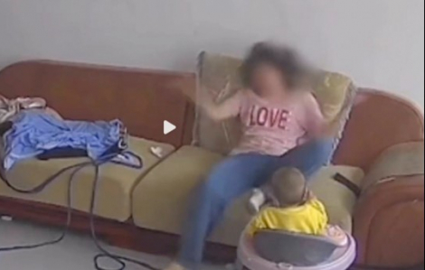 Trung Quốc: Thương cảm với người mẹ tự tát vào mặt mình vì stress mà đánh con nhỏ