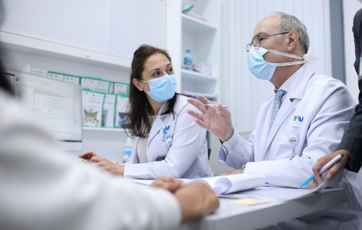 “Phù thủy vi phẫu” Stéphane Guero đến Việt Nam điều trị trẻ dị tật bàn tay hiếm gặp