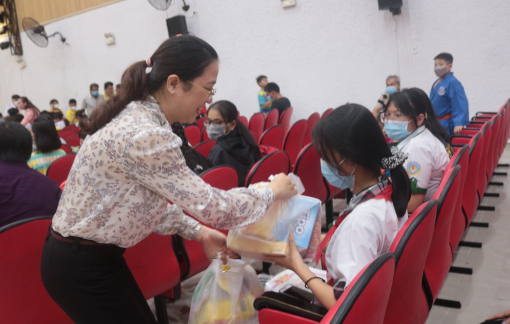Tặng 500 phần quà cho trẻ em có hoàn cảnh khó khăn