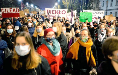 Phụ nữ Ukraine gặp rắc rối với luật cấm phá thai của Ba Lan