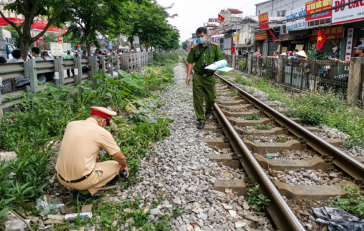 Đi bộ trên đường ray, bé gái 14 tuổi bị tàu tông nguy kịch