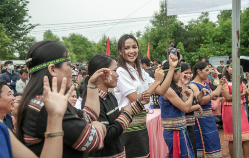 Hoa hậu H’Hen Niê tặng đồng bào J’rai hai giếng nước sạch