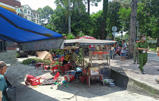 Ô tô lao vào quán ăn, hất văng loạt xe máy ở TPHCM