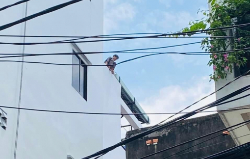 Thanh niên nghi ngáo đá dọa nhảy lầu, cầm tua vít chống trả cảnh sát