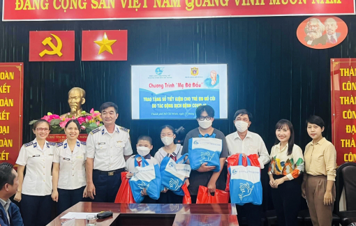 Tặng sổ tiết kiệm cho trẻ em mồ côi và phương tiện làm ăn cho phụ nữ nghèo