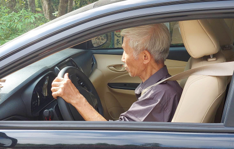 Cụ ông 83 tuổi tự lái ô tô đi mua điện thoại chia sẻ bí quyết vượt trăm cây số