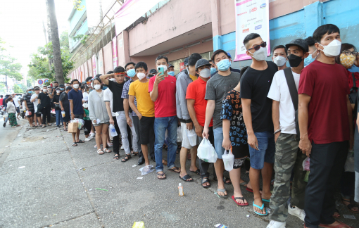 Cổ động viên từ các tỉnh đổ về TPHCM xem trận Việt Nam - Afghanistan