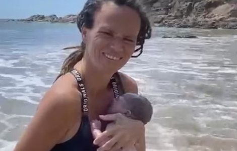 Người mẹ được khen ngợi lẫn chỉ trích vì tự sinh con bên bờ biển