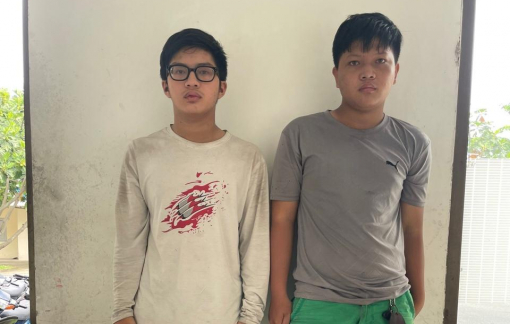 Bắt 2 kẻ giả công an cướp điện thoại, xe máy của người dân ở TPHCM