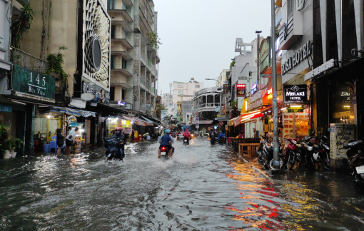 Có ít nhất 18 tuyến đường bị ngập trong cơn mưa ngày 2/6