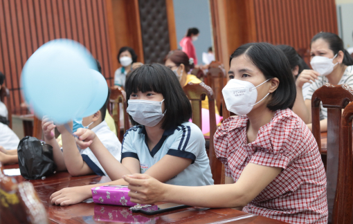 Hỗ trợ tiền và tặng quà cho các bé mồ côi