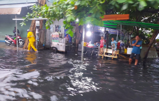 Người dân đắp đê trước nhà, công nhân bì bõm lội nước sau cơn mưa chiều 2/6