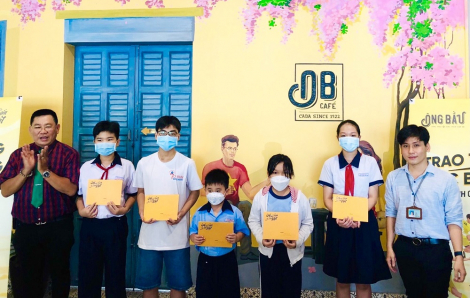 Quỹ Phát triển Tài năng Việt của Ông Bầu trao học bổng cho học sinh giỏi vượt khó trên địa bàn TPHCM