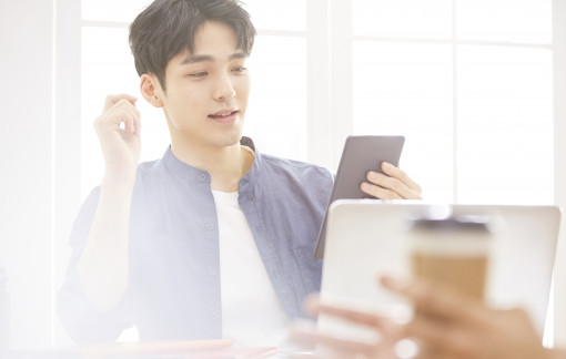 Chồng tôi đến giờ vẫn miệt mài theo dõi Facebook người yêu cũ