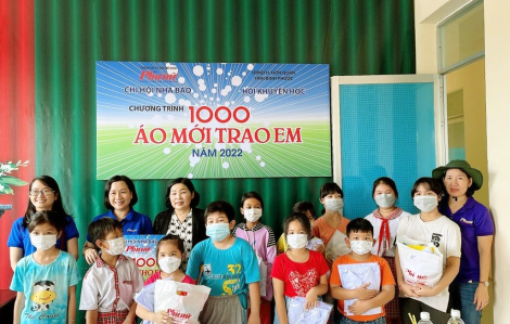 Báo Phụ Nữ TPHCM khởi động chương trình “1.000 áo mới trao em'; Mang niềm vui cho trẻ em nghèo miền xa