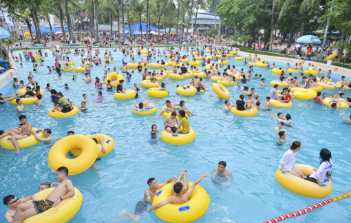 Hà Nội: Công viên nước Hồ Tây đông nghịt người ngày nắng nóng