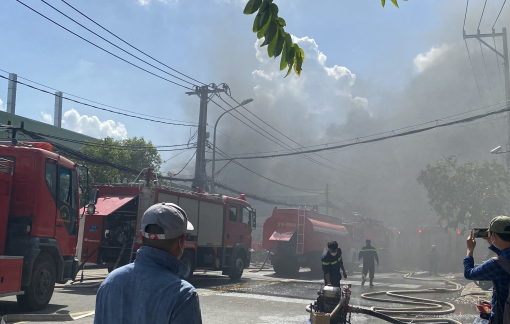 TPHCM: Kho chứa xe tang vật cháy dữ dội