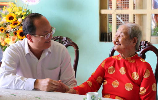 Phó bí thư Thành ủy TPHCM thăm, chúc thọ Mẹ Việt Nam Anh hùng tại huyện Củ Chi