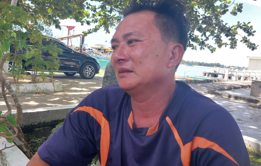 Sau cú đâm khiến 2 ngư dân thiệt mạng, thuyền trưởng chỉ biết ôm xác của bạn thuyền cho đến khi được cứu