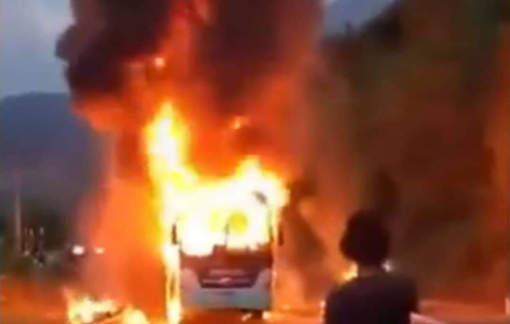 Xe khách 44 chỗ bị cháy rụi khi đang lưu thông trên đường