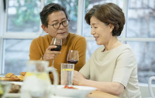 Vì sao yêu tôi, mà cô ấy vẫn có thể hẹn hò với người khác để... so sánh?